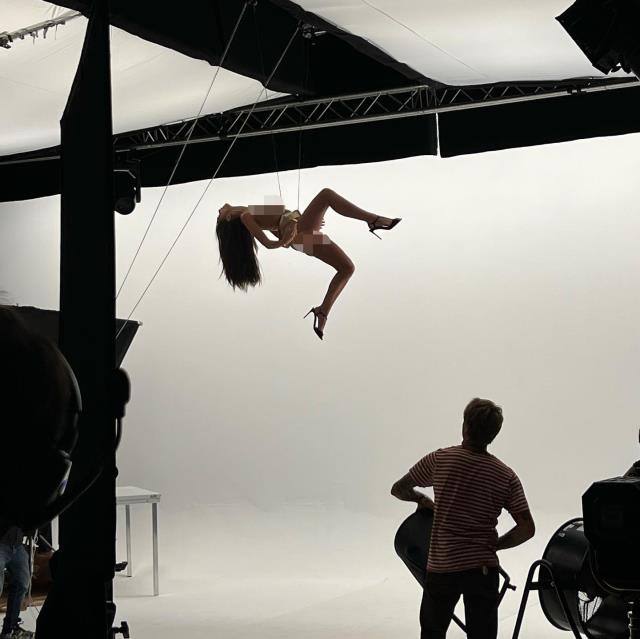 Tedirgin eden görüntü! Ünlü model Emily Ratajkowski çıplak şekilde ipe asılarak poz verdi