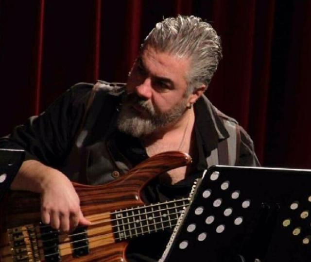Ünlü müzisyen Hakan Yelbiz, memleketi Mersin'de toprağa verildi