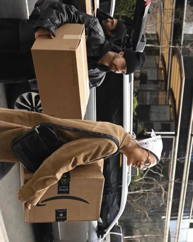 ABD'li ünlü model Bella Hadid, depremzedeler için Türkevi'ne yardım kutuları getirdi