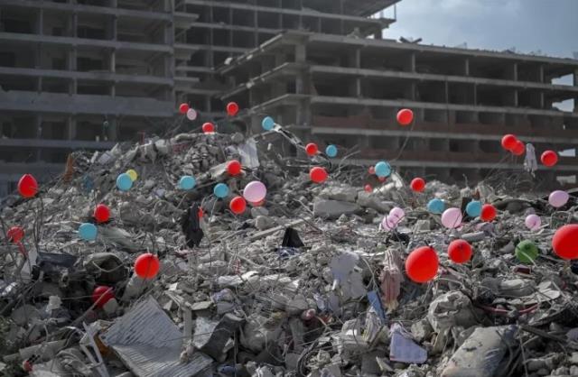 Depremde vefat eden çocuklar için enkaza balon bağlandı, Ebru Gündeş görüntüye sessiz kalmadı: Yüreğimize oturdu