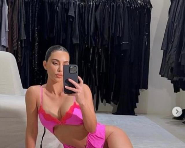 Kim Kardashian'a bikinisi küçük geldi! Ayna karşısında sere serpe art arda poz verdi