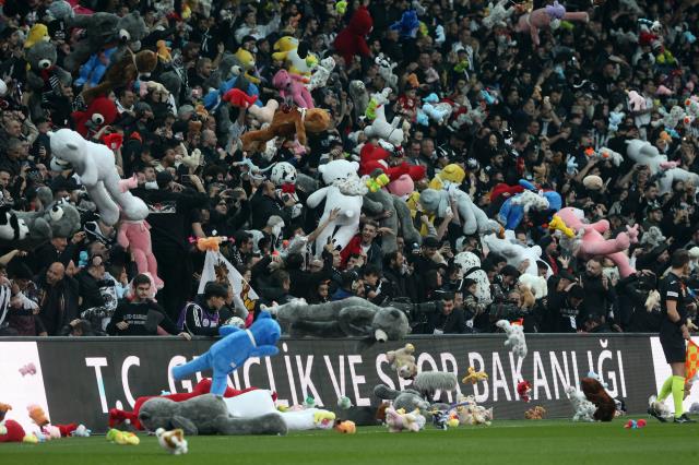 Koyu Galatasaraylı olan İrem Derici, Beşiktaş maçına gitti! Tarihi anda ağlamaktan helak oldu