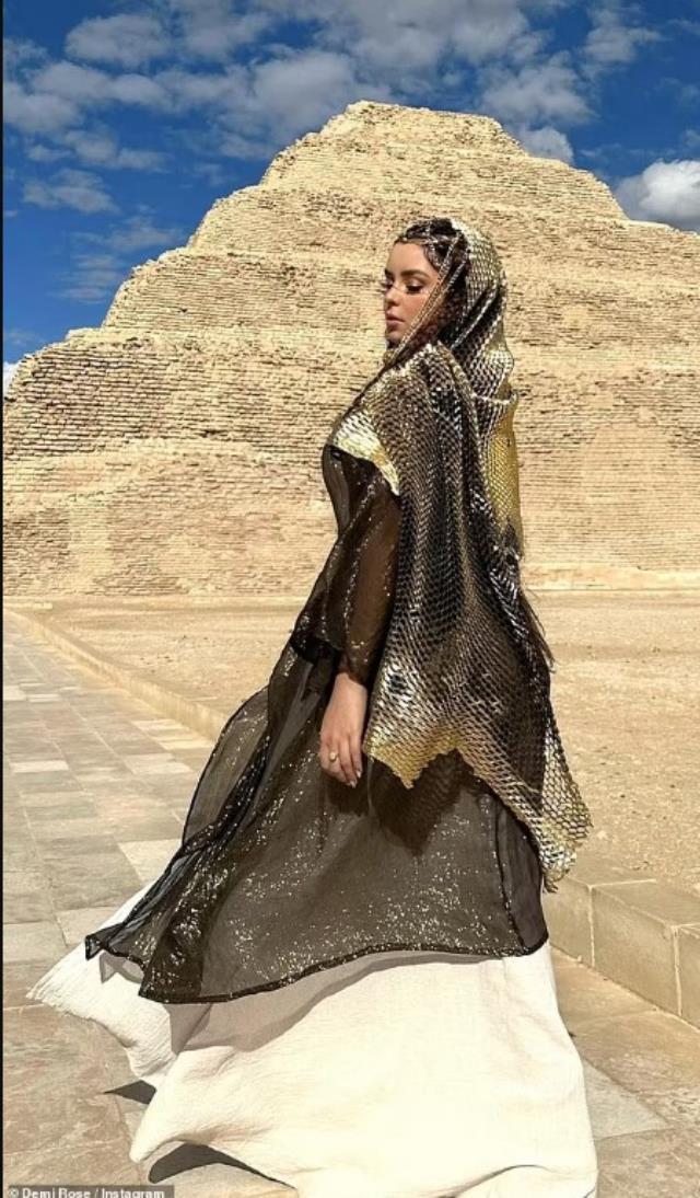 Mısır'ın tarihi yerlerinde soyunarak poz veren ünlü model Demi Rose halkın tepkisini çekti