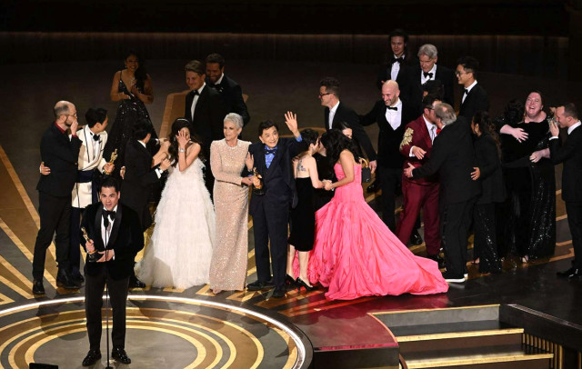7 ödülle Oscar'a damga vurdular! Everything Everywhere All At Once filminin oyuncuları gözyaşlarına boğuldu