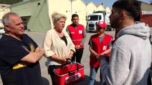 Depremzedelere yardım getiren Alman televizyon yıldızı Silvia Wollny, gözyaşlarına hakim olamadı