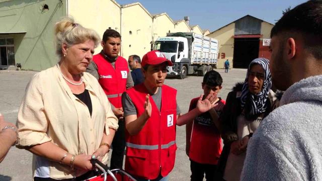 Depremzedelere yardım getiren Alman televizyon yıldızı Silvia Wollny, gözyaşlarına hakim olamadı