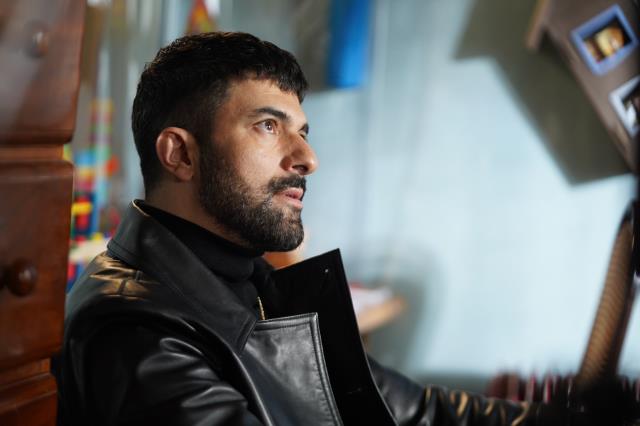 Demet Özdemir, ilk bölümü yayınlanan Adım Farah'taki performansıyla alkış topladı