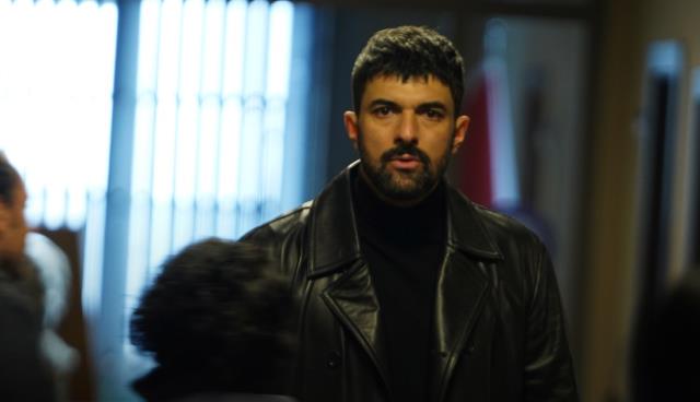 Demet Özdemir, ilk bölümü yayınlanan Adım Farah'taki performansıyla alkış topladı