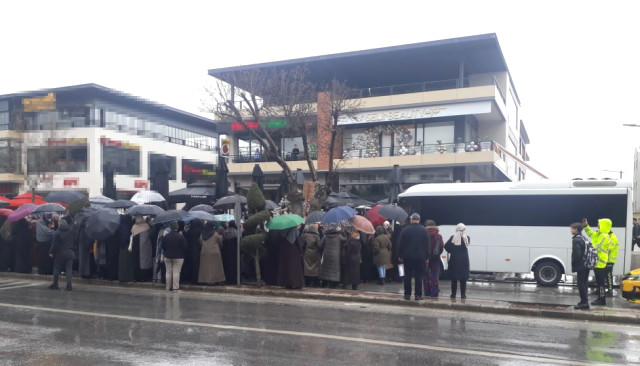 Konya'daki açılışında protesto edilen Selin Ciğerci'den ilk açıklama: Dik durmaya çalışıyorum