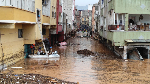 Sel görüntülerini paylaşan Pınar Deniz isyan etti: Biz neden sürekli ölüyoruz, toplanan paralar nerede?