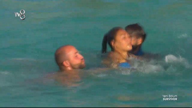 Survivor'da yürekler ağza geldi! Havuza düşen yarışmacı sudan çıkamadı