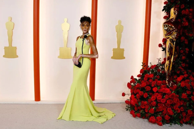 Ünlü şarkıcı, kalçasına kadar inen tül elbisesiyle kırmızı halıya damga vurdu! İşte 2023 Oscar Ödülleri'nin en şıkları
