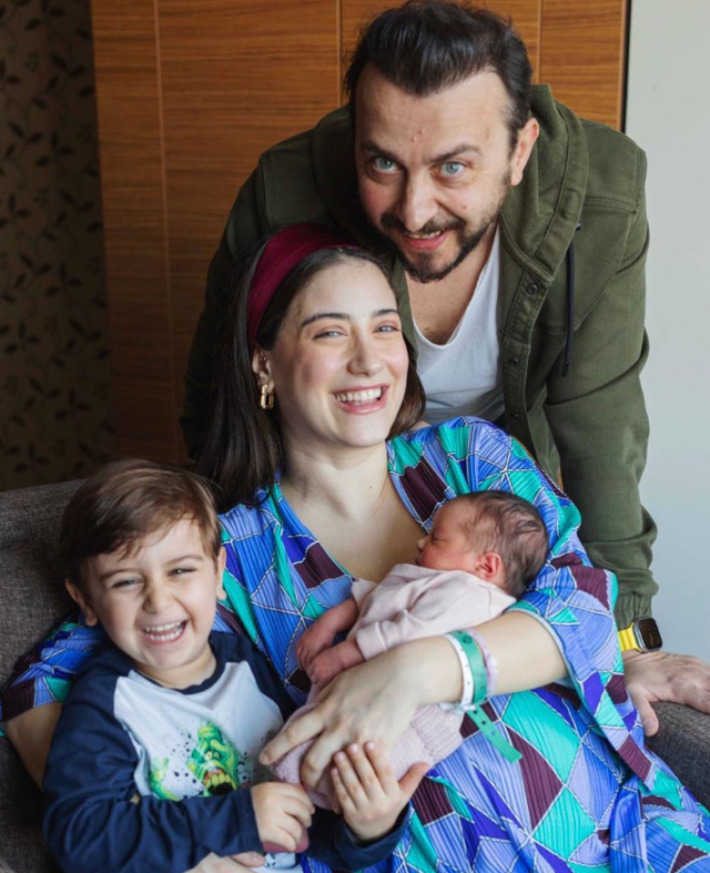 Güzel oyuncu Hazal Kaya kızıyla fotoğrafını paylaşıp eşine seslendi: Hangimizden bu gen?