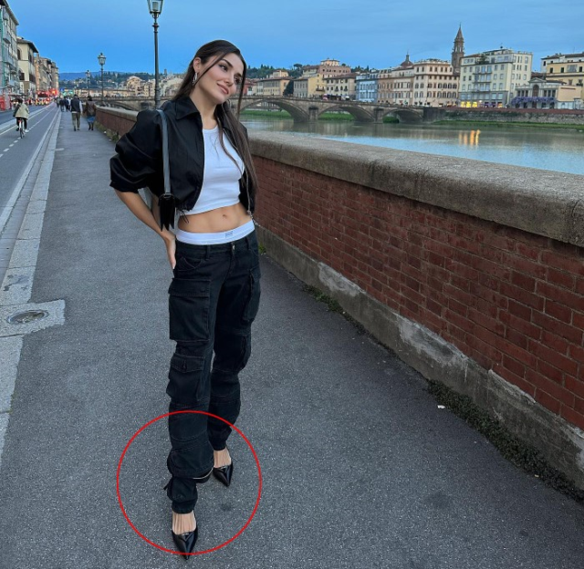 İtalya'ya giden Hande Erçel peş peşe fotoğraflarını paylaştı, herkes ayaklarına takıldı