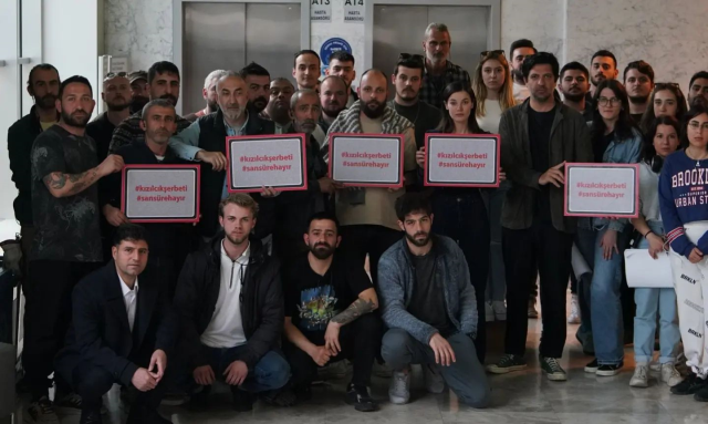 Yargı dizisinin set ekibi, RTÜK'ün Kızılcık Şerbeti'ne verdiği cezayı protesto etti