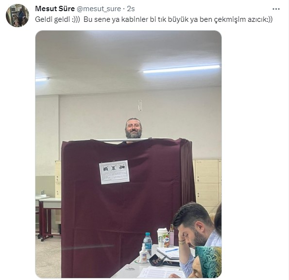 Bu sefer de oy kabinine sığmadı! 2 metre boyundaki komedyen Mesut Süre'nin paylaşımı güldürdü