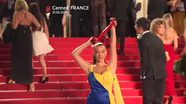 Cannes Film Festivali'nde ilginç anlar! Savaşı protesto eden kadın üzerine sahte kan döktü