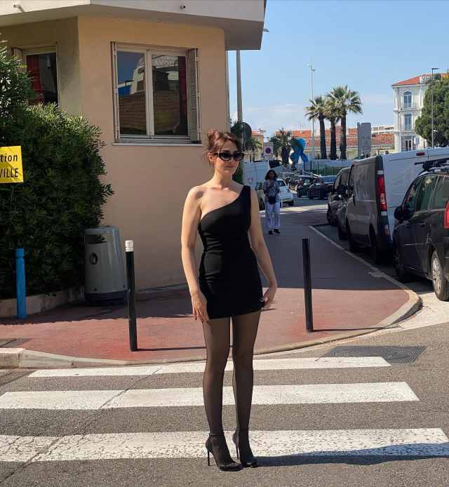 Cannes Film Festivali'ne giden Esra Bilgiç, süper mini elbiseli pozlarıyla göz kamaştırdı