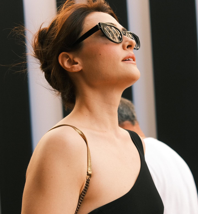 Cannes Film Festivali'ne giden Esra Bilgiç, süper mini elbiseli pozlarıyla göz kamaştırdı