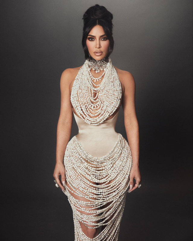 Kim Kardashian'dan iddialı seçim! Göğüslerini inci kolyelerle kamufle etti