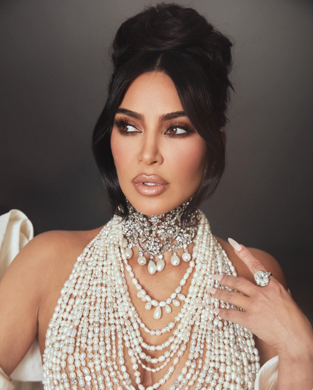 Kim Kardashian'dan iddialı seçim! Göğüslerini inci kolyelerle kamufle etti