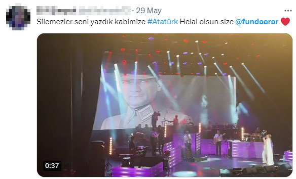 'Seni Yazdım' şarkısını Atatürk'ün fotoğrafına bakarak söyleyen Funda Arar, dakikalarca ayakta alkışlandı