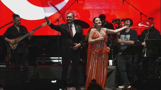 AK Partili Belediye Başkanı Cüneyt Yüksel, Melek Mosso ile sahnede şarkı söyledi