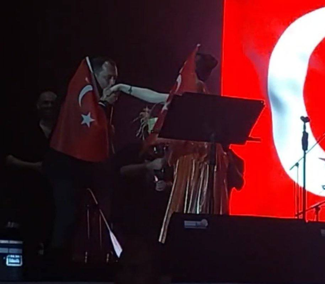 AK Partili Belediye Başkanı Cüneyt Yüksel, Melek Mosso ile sahnede şarkı söyledi