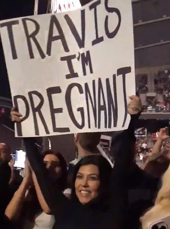 Çocuk sahibi olmak için cinsel ilişki orucuna dahi girmişlerdi! Kourtney Kardashian konserde 'Ben hamileyim' pankartı açtı