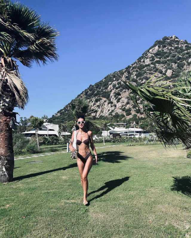 Dizisi final yapınca soluğu tatilde alan Devrim Özkan, bikinili pozlarıyla nefes kesti
