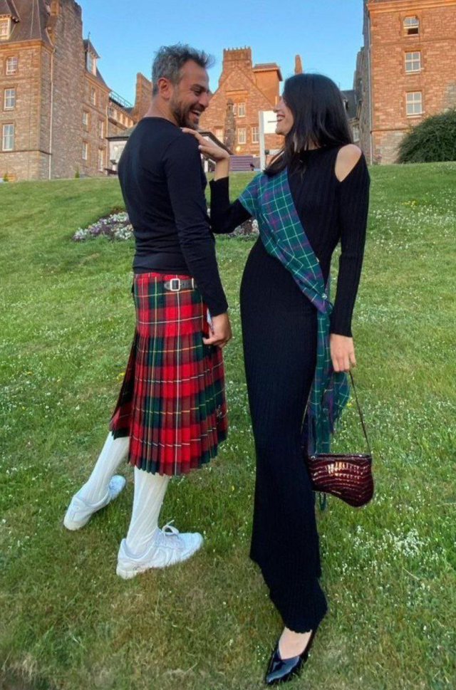 İskoçya'ya giden oyuncu Erkan Kolçak Köstendil, etek giydi