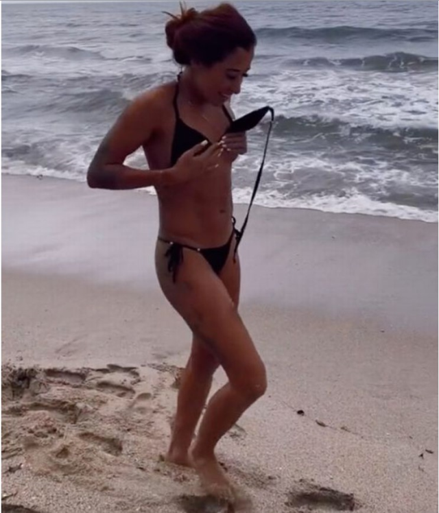 Köpek sosyal medya fenomeni Daniela Henao'nın bikinisinin üstünü çıkardı