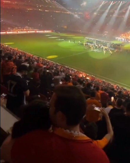 Mehmet Aslan ve Ayça Ayşin Turan maçta sarmaş dolaş görüntülendi