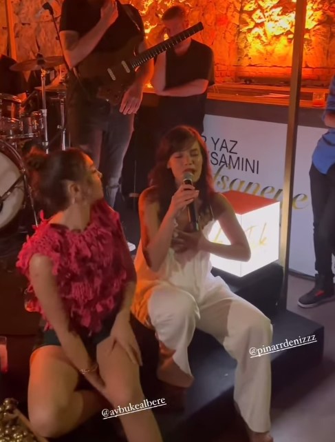 Oyuncu Pınar Deniz sahnede şarkı söyledi, sevgilisi Kaan Yıldırım gözlerini alamadı
