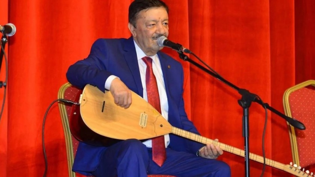 Türk Halk Müziği sanatçısı Ekrem Çelebi hayatını kaybetti, siyasi isimlerden peş peşe paylaşım geldi