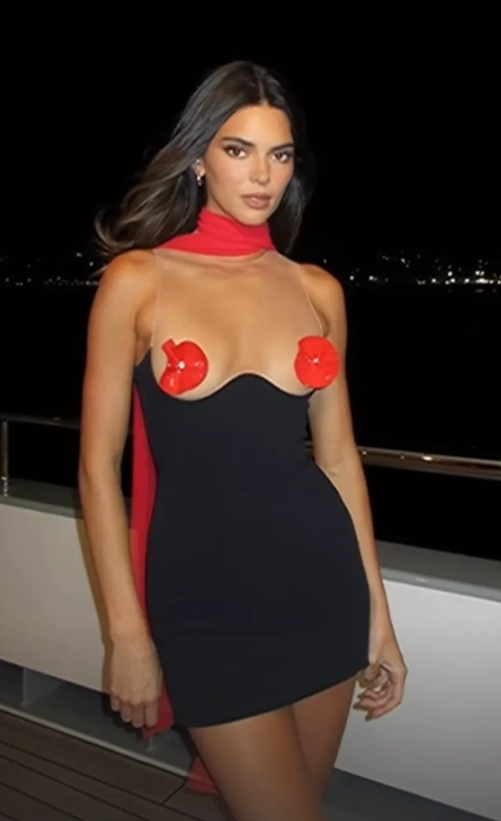 Ünlü model Kendall Jenner, göğüslerini açıkta bırakan transparan elbisesiyle sınırları zorladı