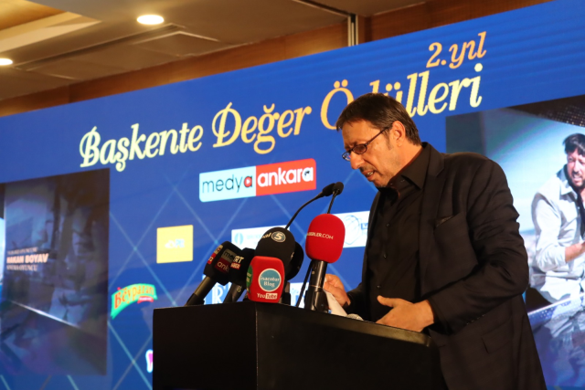 Ünlü oyuncu Hakan Boyav, Yılın Dizi Oyuncusu Ödülü'nü Haberler.com ve Sondakika.com kurucusu Ekrem Teymur'un elinden aldı