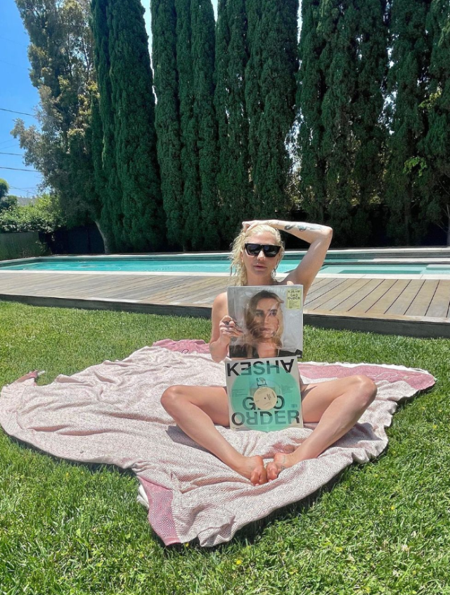 Ünlü sanatçı Kesha, beşinci stüdyo albümü 'Gag Order'ı çıplak pozlarla Instagram'da tanıttı