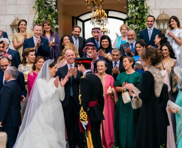Ürdün Veliaht Prensi ile evlenen Rajwa Al Saif, eşinin boyunu geçmemek için düğünde düz ayakkabı giydi