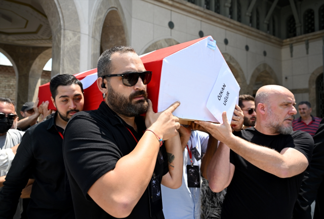 Sanatçı Özkan Uğur için Taksim Camii'nde cenaze namazı kılındı