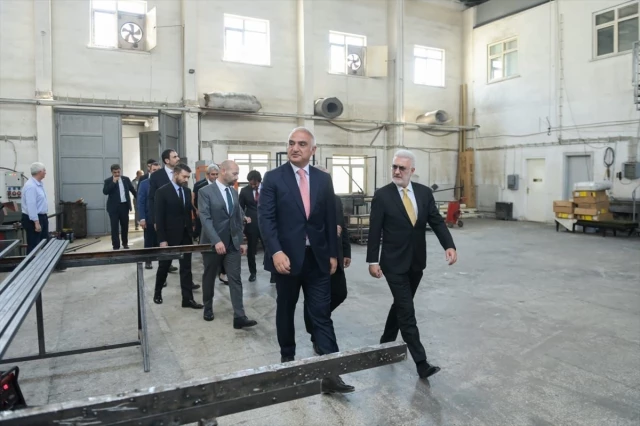 Kültür ve Turizm Bakanı Mehmet Nuri Ersoy, Tamer Karadağlı'nın müdür olduğu Devlet Tiyatroları'nı ziyaret etti