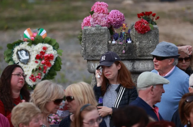 İrlandalı şarkıcı Sinead O'Connor binlerce hayranı tarafından gözyaşları içinde son yolculuğuna uğurland
