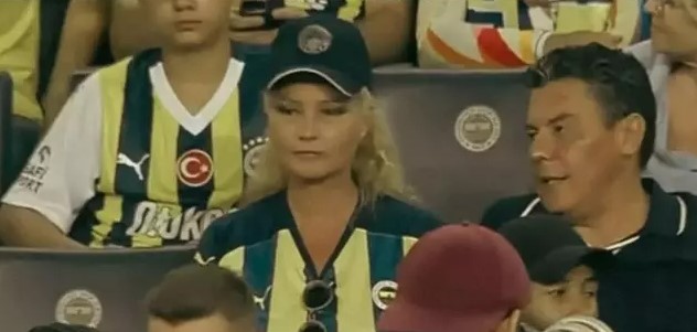 Müge Anlı, eşi Şinasi Yüzbaşıoğlu ile Fenerbahçe maçına gitti
