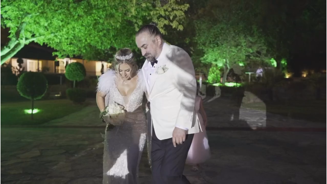 Volkan Konak, eşiyle 31 yıl sonra düğün yaptı! Eşi ayakkabısından dolayı yürüyemedi