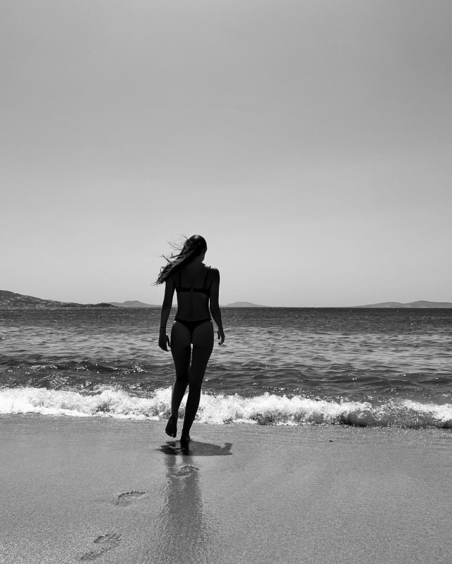Yunanistan'da tatil yapan Afra Saraçoğlu'nun tanga bikinisiyle poz verdi