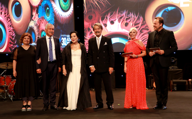 Adana Altın Koza Film Festivali'nde özel ödül alan Türkan Şoray ve Kadir İnanır el ele