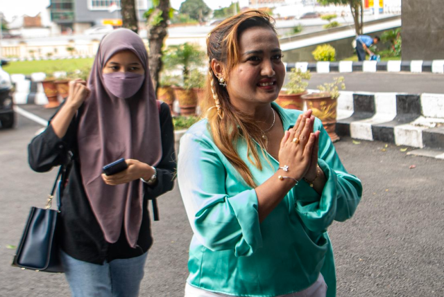 Endonezya'da domuz eti yemeden önce besmele çeken fenomen 2 yıl hapis cezasına çarptırıldı