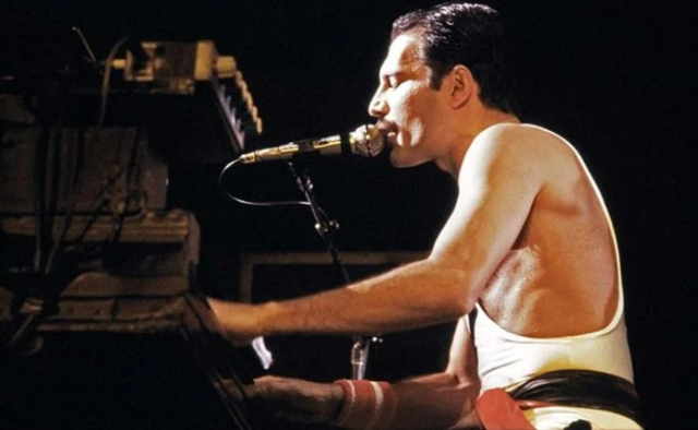 Freddie Mercury'nin piyanosu 2,2 milyon dolara satıldı