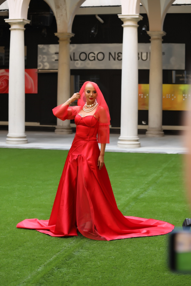 Kanser tedavisi gören Tanyeli, Milano Fashion Week'te podyuma çıktı