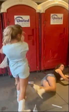 Morgan Morgan Wallen konserinde dört kadın tuvalet sırası yüzünden tekme tokat kavga etti